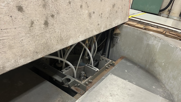 Un réacteur de recherche nucléaire recouvert de blocs de béton amovibles.