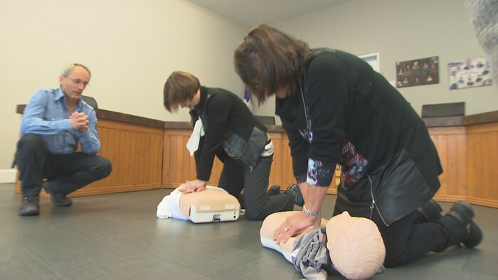 تدريب على الإنعاش القلبي الرئوي في سان جواشيم دو شيفورد في جنوب مقاطعة كيبيك.