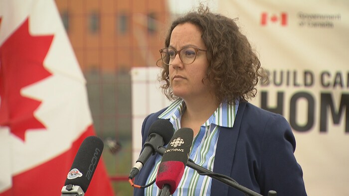 Une femme s'adresse aux médias lors d'une conférence de presse.
