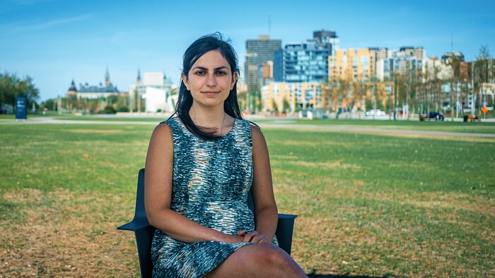 Mme Dixon assise sur une chaise dans un parc d'Ottawa.