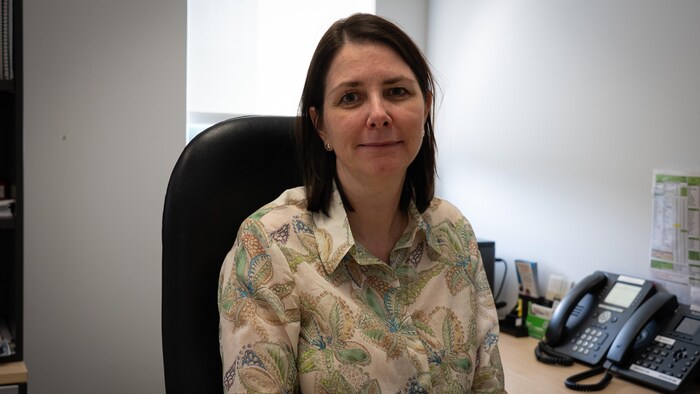 Un femme assise dans un bureau.
