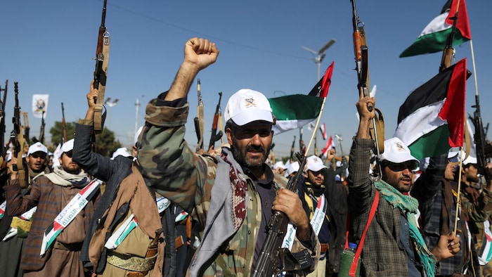 Des rebelles houthis lors d'une parade au Yémen, le 2 décembre. 