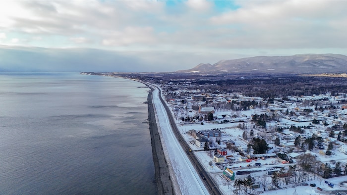Une vue aérienne de la ville de Maria, au bord de l'eau, et de la recharge de plage s'étendant sur plusieurs kilomètres.