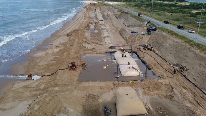 D'immenses poches de sables sur la plage lors de travaux pour protéger la dune de Pointe-aux-Loups de l'érosion.