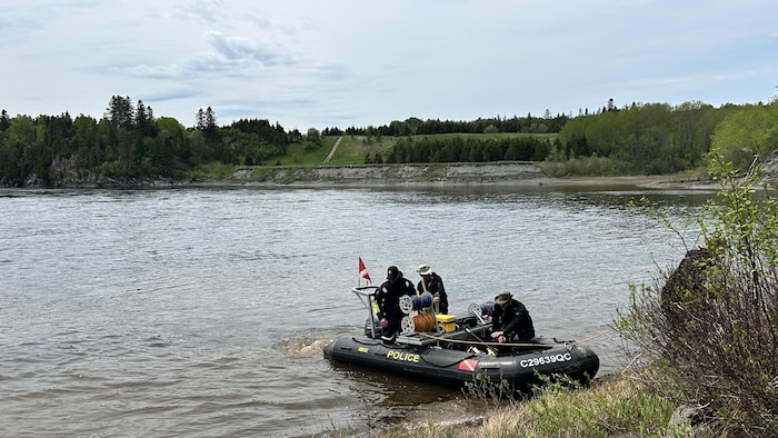 Des policiers dans un bateau. 
