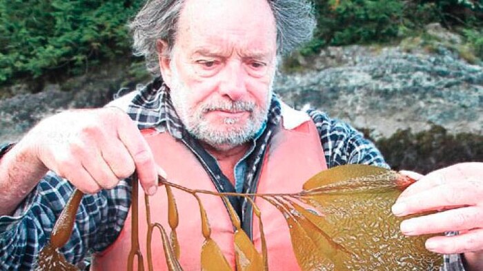 Louis Druehl tient des algues.