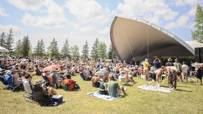 Des personnes assises devant une scène le 13 juillet 2024 à Winnipeg.