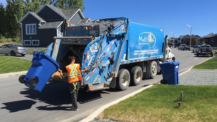 Un employé de Multitech Environnement fait la collecte de recyclage.
