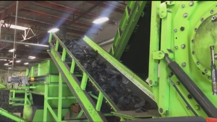 Des pneus sont sur une ligne de montage dans une usine.