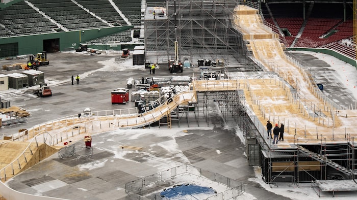 Des dizaines de personnes sont mobilisées pour construire la piste de patin de descente extrême à Boston