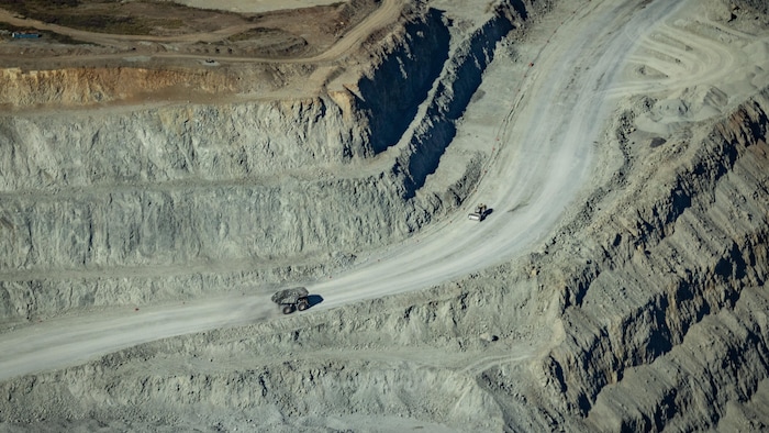 Un camion traverse le sommet de la mine à ciel ouvert.
