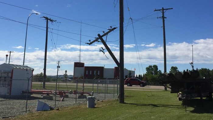 Des poteaux électriques endommagés à Red Deer.