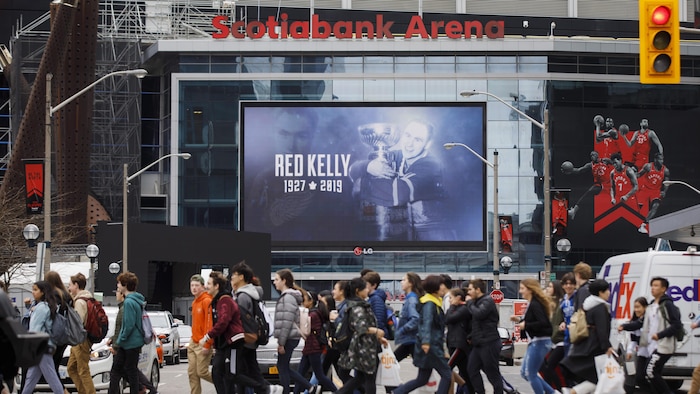 Une projection de Red Kelly sur une façade de l'aréna Banque Scotia de Toronto.