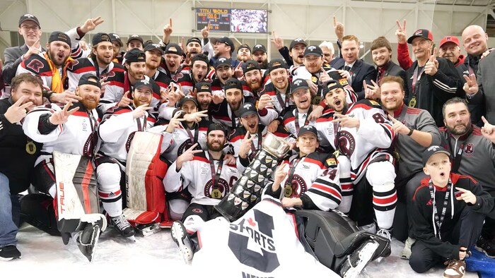 Les Reds de UNB à nouveau champions de la Coupe universitaire au hockey ...