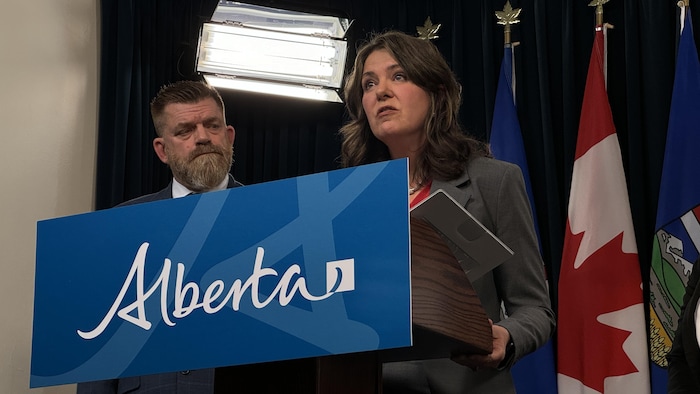 Danielle Smith et Brian Jean en conférence de presse. 