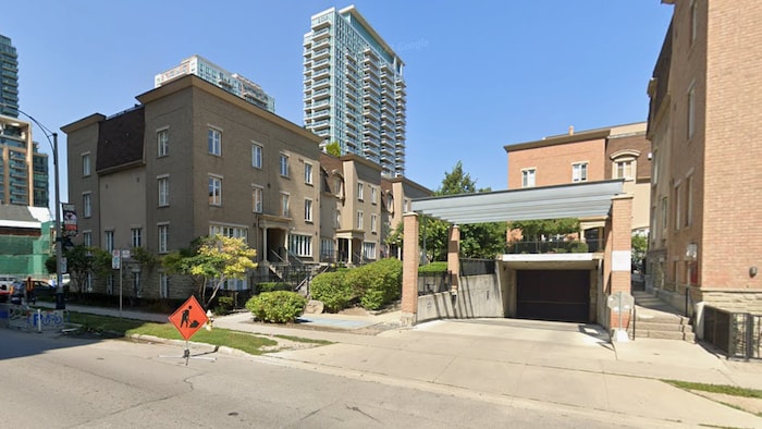 Un entrée de garage souterrain dans un complexe de logements en copropriété.