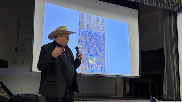 Jeff Rath est en train de parler dans un micro en janvier 2026 en Alberta.