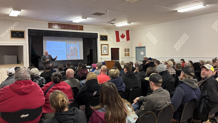 Des personnes sont rassemblées dans la salle communautaire Lone Ridge de Wetaskiwin.