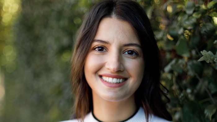 Une jeune enseignante souriante.