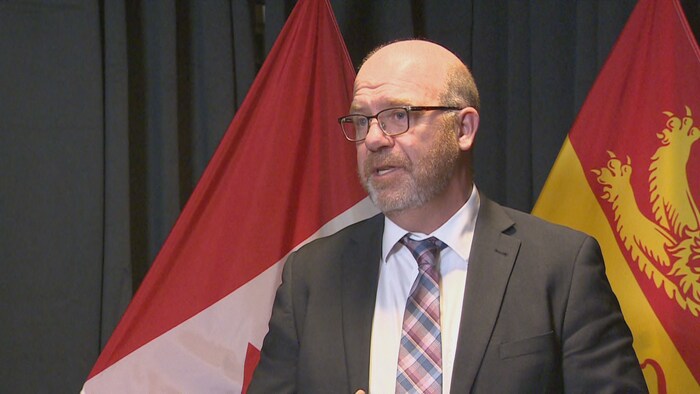 René Legacy parle devant les journalistes.