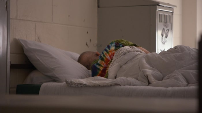 Un homme dort dans un refuge d'Ottawa.