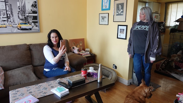 Vanessa Jones parle au téléphone aux côtés d'Alayna Astle.