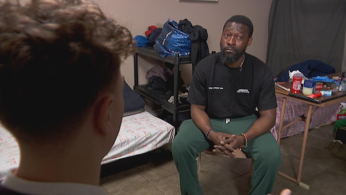 Portrait de Zambo Ondoa Jeffrey Jordan en entrevue.