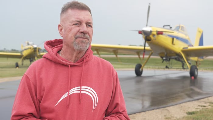 Un homme et un avion. 