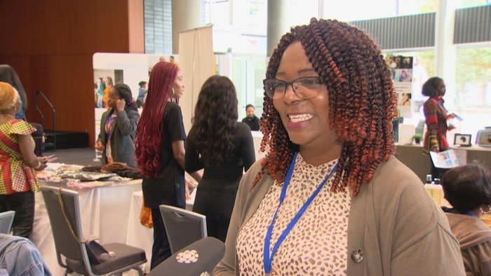Une femme au Black Women Business Expo.