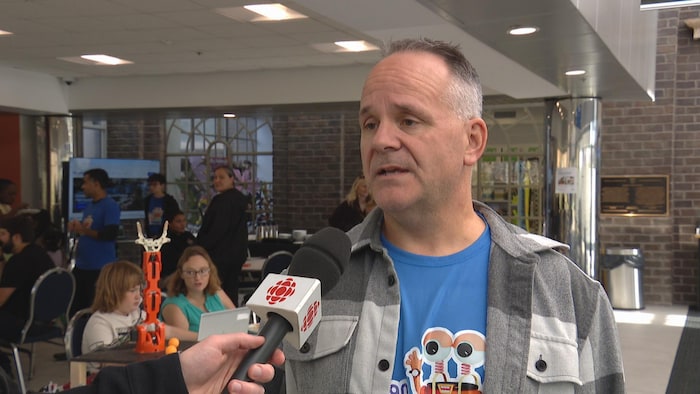 Gerald Turcotte, instructeur à l'Académie Nanan, lors de la présentation des projets étudiants à Regina.