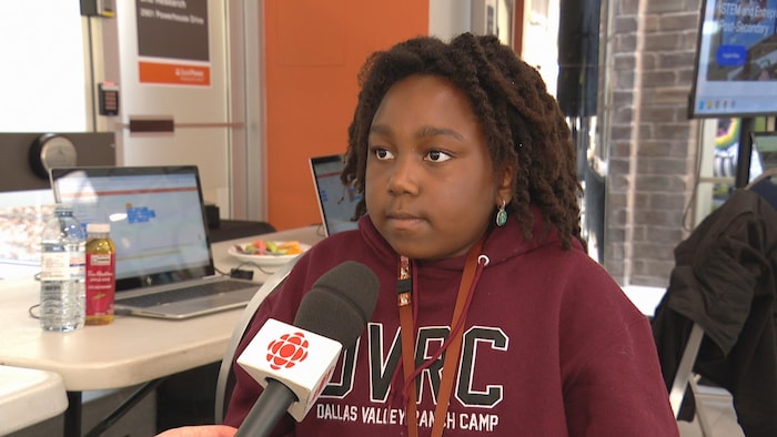 L'élève Francia Kiara Nseka lors de la présentation de son projet de jeu vidéo au Centre des sciences de la Saskatchewan, à Regina.
