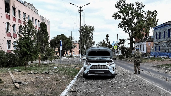 Un militaire ukrainien patrouille dans une rue à côté de bâtiments endommagés lors de combats entre les forces ukrainiennes et russes dans la ville de Sudzha, dans la région de Koursk, en Russie, le 16 août 2024.