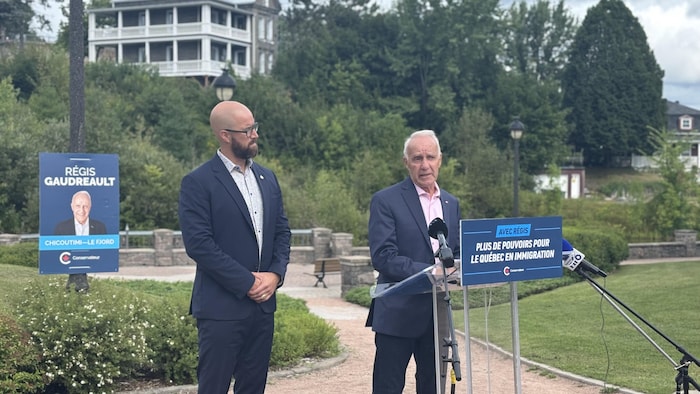Régis Gaudreault parle au lutrin qui comporte la pancarte « plus de pouvoirs pour le Québec en immigration. »