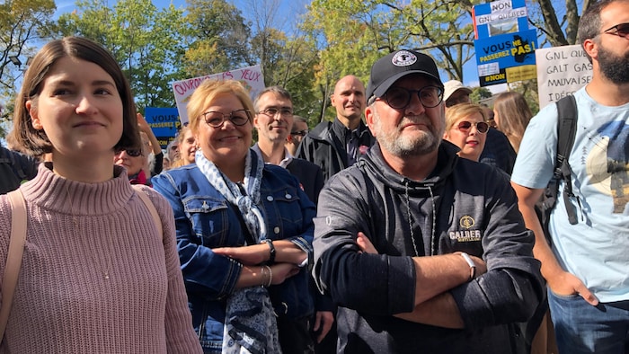 Régis Labeaume écoute les discours avant le début de la marche.