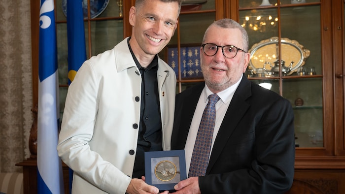 Bruno Marchand donne le prix à Régis Labeaume.