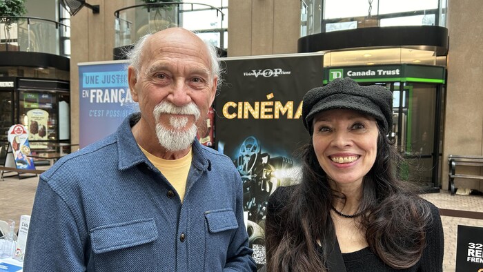 Régis Painchaud et Lorraine Fortin, devant une banderole où il est écrit cinéma