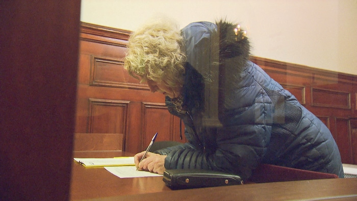 Une personne qui signe un papier.