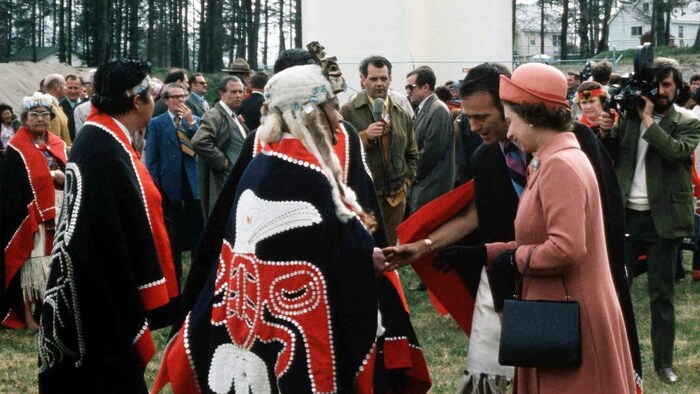 La Reina Elizabeth II habla con miembros de la Nación Haida.