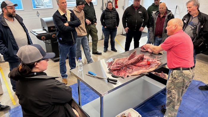 Le boucher et chasseur de Réjean Vigneau le 9 mars 2026 à Tracadie donne un atelier sur le dépeçage d'un phoque gris à une vingtaine de pêcheurs du Nouveau-Brunswick.