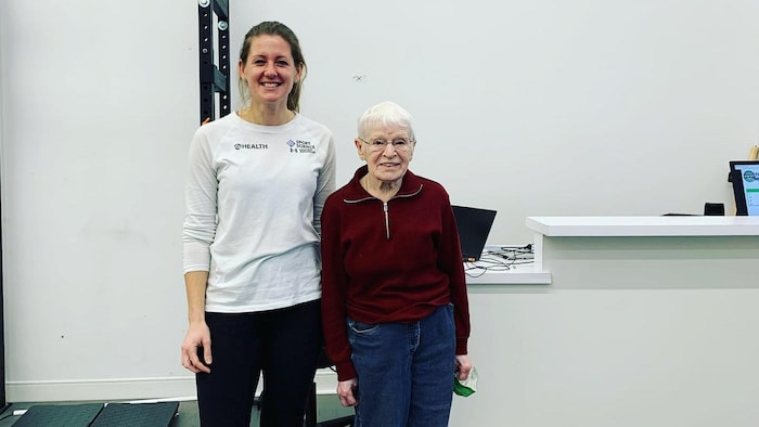 Réjeanne Fairhead et sa physiothérapeute Richelle Weeks se laissent prendre en photo.