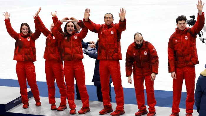 Les six patineurs canadiens saluent la foule.