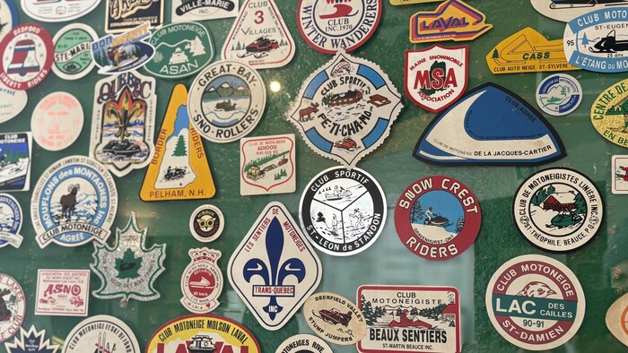 Des collants à l'effigie des clubs de motoneigistes de la province et des États-Unis.