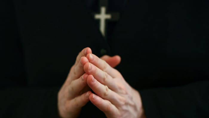 Les mains d'une religieuse catholique en train de prier.