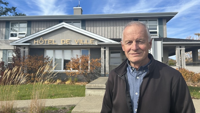 Le maire de Maria, Jean-Claude Landry, photographié devant l'hôtel de ville
