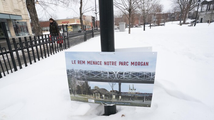 « Le REM menace notre parc Morgan », peut-on lire sur pancarte accrochée sur un poteau dans un parc.