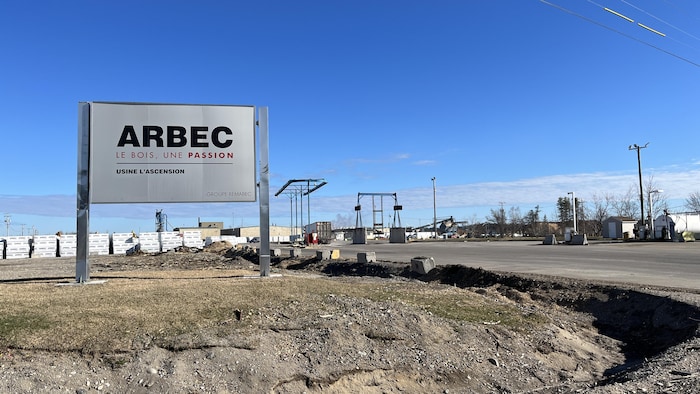 Une affiche devant une usine