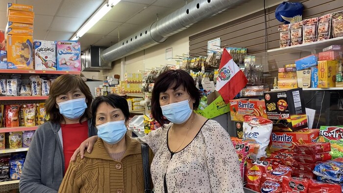 Au centre, Teresa Escarza Jara, mère de Rosa (à gauche) et Ana Guzmán Escarza. Cette dernière est la propriétaire du magasin Importaciones Eche et fils, situé aujourd'hui au 7217 St-Hubert.