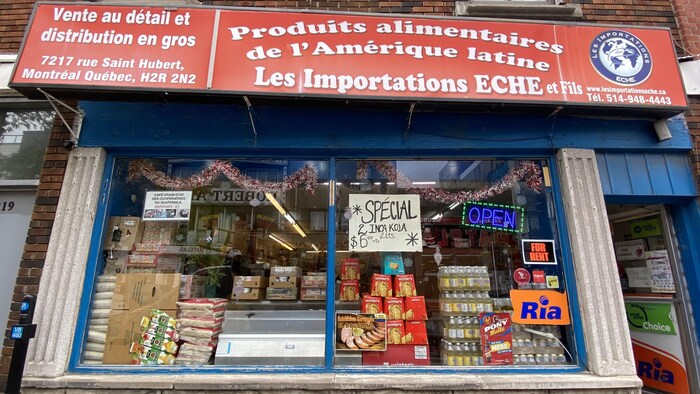La façade du magasin latino-américain Importations Eche et fils
offre une multitude de produits et de services aux latino-américains de Montréal depuis près d'une décennie. Les transferts d'argent sont l'une des offres de cette entreprise.