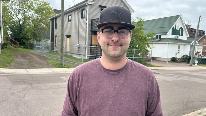 Un homme souriant dans une rue de Moncton