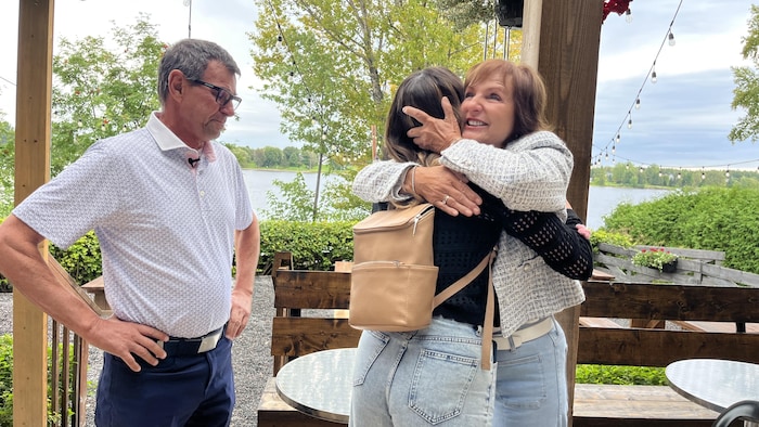 Rémi Jean et Diane Picard enlacent Marylee St-Pierre.